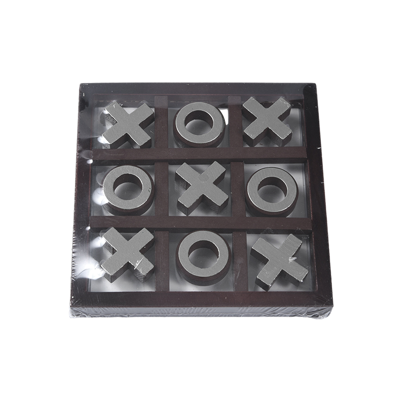 Arany tónusú darabok sötét keretben, fából készült Tic-Tac-Toe játékban
