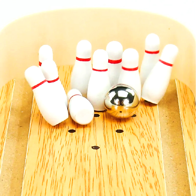 Kompakt fa készlet acéllabdával és tűkkel Mini asztali bowlingjáték
